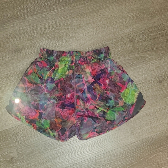 Lululemon Hotty Hot High-Rise Lined Short 4" Size 2 - Picture 4 of 7